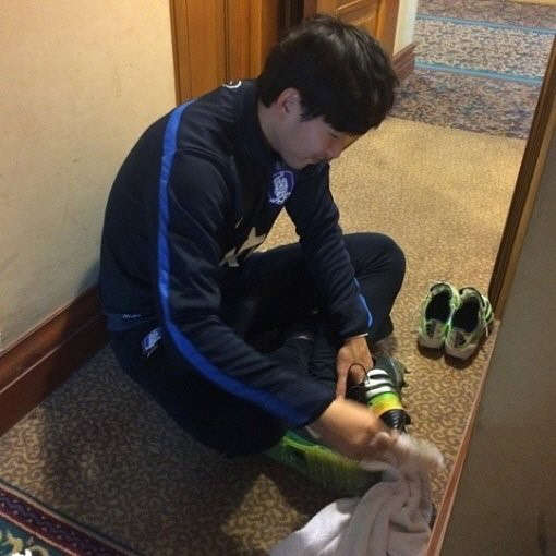 차두리 운동화 닦아주는 손흥민. 사진= 차두리 인스타그램